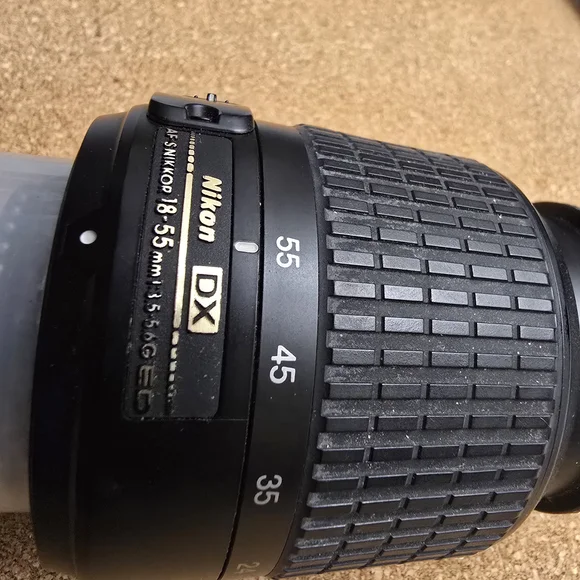 Nikon AF-S DX Nikkor 18-55mm f/3.5-5.6G VR Zoom Lens